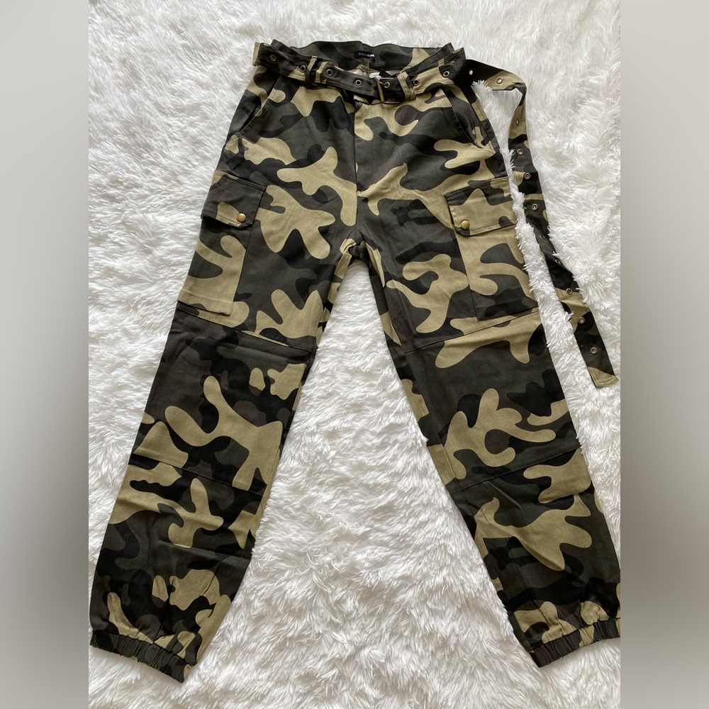 💚fashion nova camo cargo pants🤎
